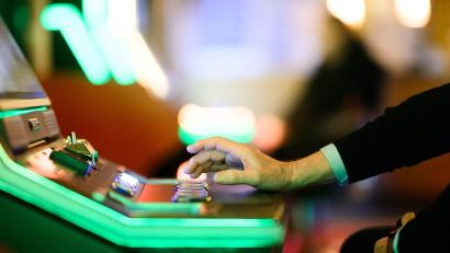 Bild: Julian Stratenschulte/dpa
Der neue Glücksspiel-Survey 2025 zeigt: Das Glücksspielverhalten in Deutschland bleibt konstant. (Symbolbild)