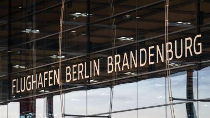 Bild: Soeren Stache/dpa
Am Flughafen BER starteten und landeten eine halbe Stunde lang keine Maschinen. (Archivbild)