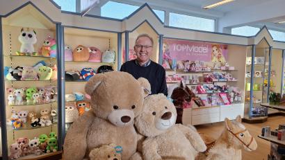 Bild: esc
Hans Rose bei seinem Lieblings-Artikel: Die großen Teddybären haben es ihm angetan.