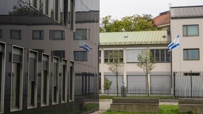 Bild: Stefan Puchner/dpa
Der 24-Jährige hatte am Samstag faustgroße Steine auf die Fassade des Konsulats geworfen. (Archivbild)