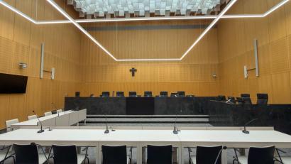 Bild: Leon Karwath
Der Schwurgerichtssaal profitiert von moderner Technik und einem neuen Beleuchtungskonzept.