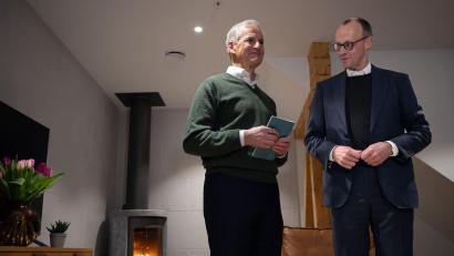 Bild: Soeren Stache/dpa
Gleich nach der Ankunft traf sich der Kanzler mit Norwegens Regierungschef zum Vier-Augen-Gespräch.