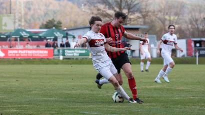 Bild: Dieter Jäschke
Nico Argauer (Mitte/Szene aus dem Spiel gegen Eggenfelden) und seine Kollegen vom SC Luhe-Wildenau standen gegen den TSV Bogen auf verlorenem Posten.