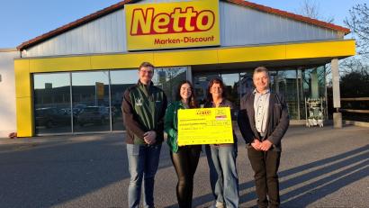 Bild: Karl Ziegler
Spendenübergabe am Netto-Marken-Discount in Eslarn mit (von links) Schützenmeister Daniel Biermeier, Kassiererin Maria Wazl, Filialleiterin Ulrike Eschenbecher und Verkaufsleiter Bertold Reber.