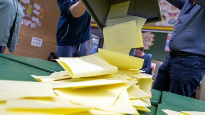 Bild: Pia Bayer/dpa
Beim Pilotversuch kamen Wahlhelferinnen und Wahlhelfer laut Behörde schneller voran. (Symbolbild)