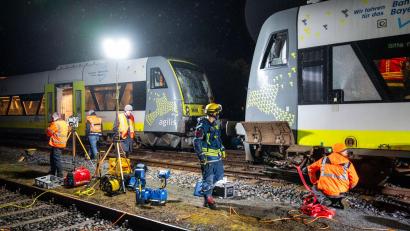 Bild: Daniel Vogl/dpa
Die Ermittlungen zur Ursache des Zugunfalls begannen noch am Abend.