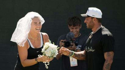 Bild: Charles Baus/CSM via ZUMA Press Wire/dpa
Aryna Sabalenka (l) hat beim Training ihren Spaß.