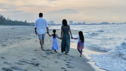 Bild: Archiv Familie Stemmer
Lucie und Wolfgang Stemmer spazieren mit ihren beiden Töchtern, die sie auf Bildern nicht erkennbar zeigen möchten, am Strand. Die Familie, die zuletzt in Eschenbach lebte, ist vor zehn Monaten ausgewandert.