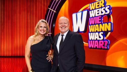 Bild: Willi Weber/RTL / Raab Entertainment/dpa
Barbara Schöneberger und Stefan Raab stehen jetzt für RTL erstmals als Moderationsduo vor der Kamera für die Show „Wer weiß wie wann was war? – Die Show der Generationen“. Ausgabe eins wird am Samstagabend ausgestrahlt.