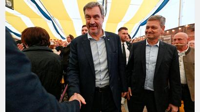 Bild: Uwe Anspach/dpa
Söder (l, CSU) war nach Frankenthal gekommen, um im Landtagswahlkampf den CDU-Kandidaten Christian Baldauf (r) zu unterstützen.