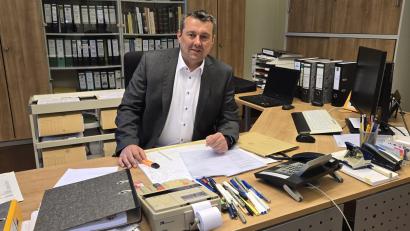 Bild: lnz
Christian Hebert an seinem künftigen Schreibtisch im Rathaus in Bad Neualbenreuth: Der 49-jährige Banker tritt im Mai das Amt des Bürgermeisters in der Marktgemeinde an.