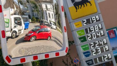 Bild: Peter Kneffel/dpa
Zum ersten Mal seit Kriegsbeginn sind die Spritpreise im Tagesvergleich gefallen. (Archivbild)