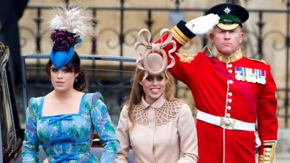 Bild: Ian Langsdon/PA/EPA/dpa
Für ihre Hutauswahl wurden die beiden Prinzessinnen damals verspottet. (Archivbild)