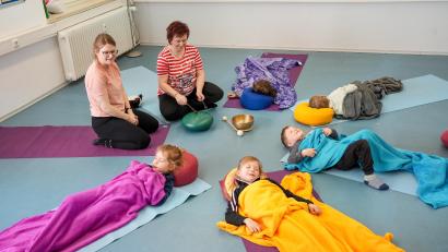 Bild: Fotografie Raphaela Goetz
Der Entspannungskurs der VHS Vohenstrauß kann Kindern dabei helfen, Stress und Anforderungen besser zu bewältigen. Andrea Spitzner (links) und Barbara Herrmann (rechts) gehen dabei auf ihre kleinen Kursteilnehmer ein.