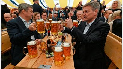 Bild: Uwe Anspach/dpa
Söder (l, CSU) war nach Frankenthal gekommen, um im Landtagswahlkampf den CDU-Kandidaten Christian Baldauf (r) zu unterstützen.