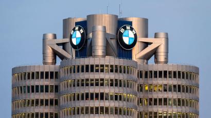 Bild: Peter Kneffel/dpa
Nicht nur die Zentrale sieht auf diesem Bild trutzig aus, auch die Zahlen sind bei BMW robust. (Archivbild)