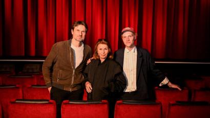 Bild: RONNY HEINE/Warner Bros. Entertainment GmbH/dpa
Senta Berger (M) macht Urlaub von der Reha - im Kino mit ihrem Sohn Simon Verhoeven (l) und dem Schauspieler Bruno Alexander (r).