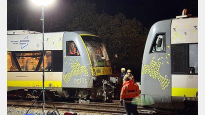 Bild: Ferdinand Merzbach/News5/dpa
Bei der Kollision zweier Regionalzüge im Bayreuther Hauptbahnhof sind drei Menschen leicht verletzt worden.