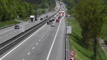 Archivbild: Gabi Schönberger
An der Waldnaabtalbrücke auf der A93 werden die Fahrspuren Richtung Hof verlegt.