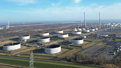 Bild: Lars Penning/dpa
Ein Öl-Tanklager in Wilhelmshaven. Ifo-Präsident Fuest rät zu vorsichtigem Umgang mit Reserven. (Symbolbild)