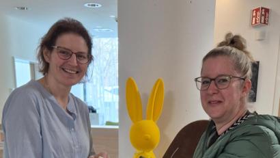 Bild: Friedrich Peterhans,KNO
Chefärztin Dr. Stephanie Kuchlbauer (links) freut sich über eine 1000-Euro-Spende für die Palliativstation am Klinikum Weiden von Katrin Sterl aus Plößberg.