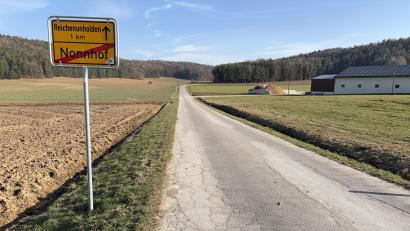 Bild: ge
Zwischen Nonnhof und Reichenunholden in der Gemeinde Birgland wird die Straße erneuert – deutlich zu sehen sind die vielen Netzrisse in der Asphaltoberfläche.