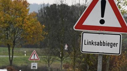Symbolbild: san
Solche Warnschilder mit dem Hinweis auf Linksabbieger sollen an der Bundesstraße B85 die Kreuzung bei Fromberg/Kleinfalz sicherer machen.