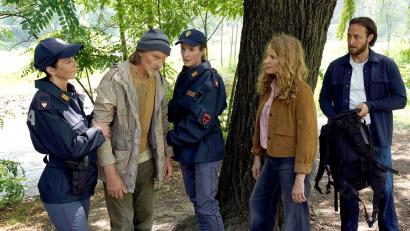 Bild: Hans Joachim Pfeiffer/ARD Degeto/dpa
Sonja Schwarz (Chiara Schoras, 2.v.r.) und Jonas Kerschbaumer (Gabriel Raab, r.) vernehmen den einzigen Zeugen (Eisi Gulp, 2.v.l) in einer Szene des ARD-Krimis „Der Bozen-Krimi: Teuflische Strafe“.