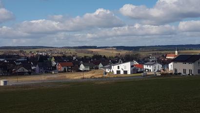 Bild: gi
Für die Erschließung des Baugebietes „Steinling III“ in Moosbach sieht der Haushalt 2026 insgesamt 1.135.000 Euro vor. Davon 580.000 Euro für den Straßen- und 555.000 Euro für den Kanalbau.