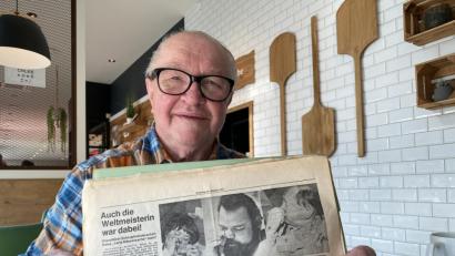 Bild: Völkl
Hans Strobel hat alle Zeitungsausschnitte über die Erfolge seiner Frau gesammelt.