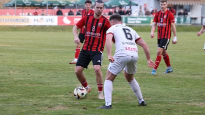 Archivbild: Dieter Jäschke
Für Leistungsträger David Bezdicka (links) steht mit dem FC Tegernheim ein unangenehmer Gegner auf dem Programm.