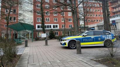 Bild: Daniel Löb/dpa
Nach der Schussabgabe war die Notaufnahme des Krankenhauses zunächst geschlossen. (Archivbild)