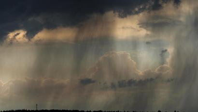 Symbolbild: Nicolas Armer/dpa
Regenwolken und Schauer prägen das März‑Wochenende in der Oberpfalz.