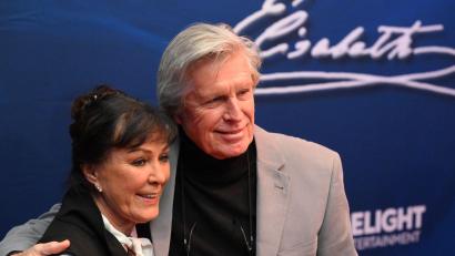 Bild: Felix Hörhager/dpa
Sigmar Solbach mit seiner Frau Claudia auf dem roten Teppich (Archiv).