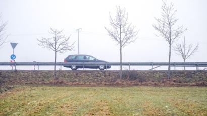 Bild: Pia Bayer/dpa
Zu dichtes Auffahren und riskante Überholmanöver sorgen auf Landstraßen immer wieder für gefährliche Situationen.