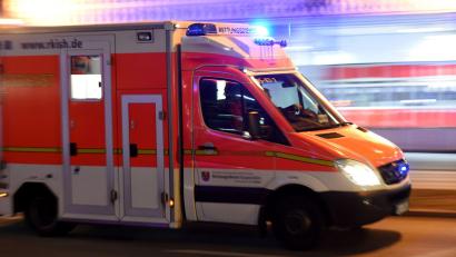 Bild: Carsten Rehder/dpa
Eine verletzte Person wurde in ein Krankenhaus gebracht. (Symbolbild)