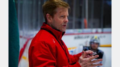 Bild: Nico Neumann/EC Bad Nauheim
Kevin Gaudet, neuer Trainer des EC Bad Nauheim, bereitet seine Mannschaft auf das Play-downs-Duell gegen die Blue Devils Weiden vor.