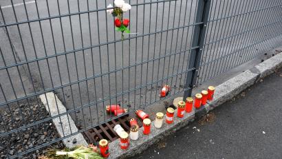 Bild: jr
Nahe der Unfallstelle an der Martin-Zehendner-Straße in Mitterteich erinnern Kerzen und Blumen an den tragischen Tod eines 59-jährigen Fußgängers. Der Mann war am 21. Januar infolge eines noch immer ungeklärten Unfalls ums Leben gekommen.