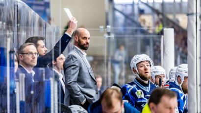 Bild: Tobias Neubert
Blue-Devils-Trainer Alan Letang (Mitte) hat in den vergangenen Tagen ein exzessives Video-Studium des EC Bad Nauheim betrieben - mit Unterstützung seiner Ehefrau.