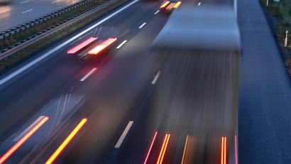 Bild: Jan Woitas/dpa-Zentralbild/dpa
Schwere Nutzfahrzeuge machen nach Angaben der Kommission mehr als 6 Prozent der gesamten Treibhausgasemissionen der EU aus. (Symbolbild)