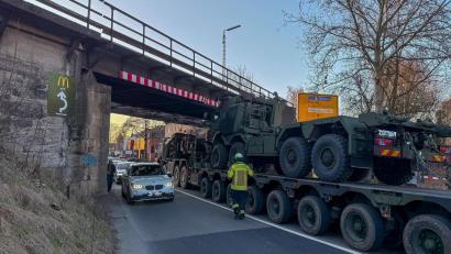 Bild: Wolfgang Steinbacher
Ein Tieflader der Bundeswehr steckte vergangene Woche unter der Bahnunterführung in der Regensburger Straße fest.