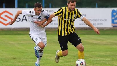 Bild: war
Mit einnem 0:0 trennten sich der SV Etzenricht und der Mitaufsteiger DJK Vornbach in der Hinrunde. Die DJK in gelb-schwarzen Trikots dominierte vor der Pause, der SVE während der Schlussphase. DJK-Kapitän Fuchs im Clinch mit SVE-Spielführer Koppmann.