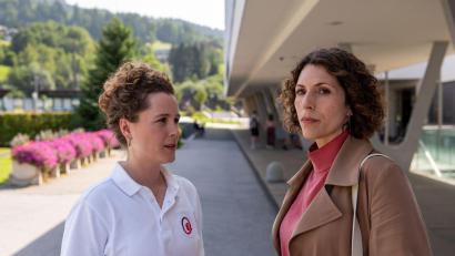 Bild: Susanne Bernhard/ZDF/dpa
Die ADHS von Notfallsanitäterin Elli Kempfer, gespielt von Klara Deutschmann (links), macht sich auch in ihrem Berufsalltag bemerkbar.