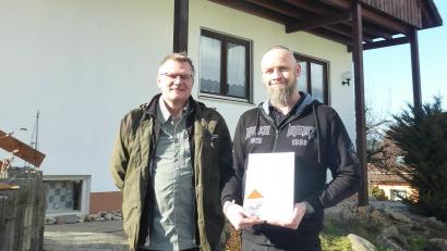 Bild: Birgit Simmeth
Wolfgang Keil (rechts) freut sich über die Urkunde mit der Plakette „Fledermäuse willkommen“. Rolf Dorn, ehrenamtlicher Fledermausbetreuer, hatte die Auszeichnung angeregt.