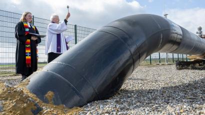 Bild: Stefan Puchner/dpa
Zur offiziellen Eröffnung bekam die neue Gaspipeline auch kirchlichen Segen.