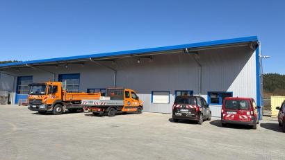 Bild: FBG
Eine neue Lagerhalle mit Büros hat die Fränkische Baugesellschaft FBG im Gewerbegebiet Döllnitz bei Pressath errichtet. Dazu erwarb die Firma ein 8000 Quadratmeter großes Grundstück.