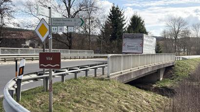Bild: ge
Die Vilsbrücke bei Irlbach wird durch eine Stahlkonstruktion für die Aufnahme des neuen Geh- und Radweges verbreitert. Davor ist allerdings noch ihre Sanierung geplant.