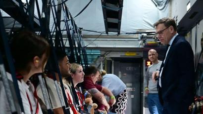 Bild: Sebastian Christoph Gollnow/dpa
Auch Außenminister Wadephul nahm gestrandete Deutsche bei seiner Reise in den Nahen Osten in seinem Flugzeug mit.