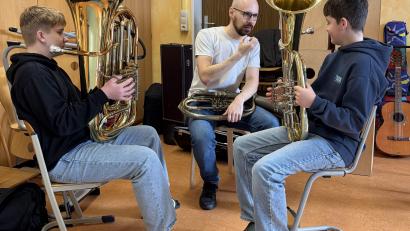 Bild: Michael Kranl
Gar nicht so leicht, einer Tuba Töne zu entlocken – selbst dann nicht, wenn einem Sebastian Wendl (Mitte) erklärt, wie das am besten funktioniert.