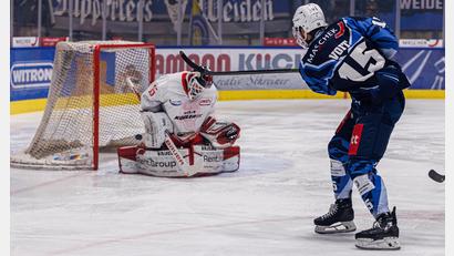 Bild: Werner Moller
Weidens Fabian Voit erzielt in dieser Szene den Treffer zum zwischenzeitlichen 1:1-Ausgleich – durch die Beine von Bad Nauheims Keeper Gerald "Jerry" Kuhn.